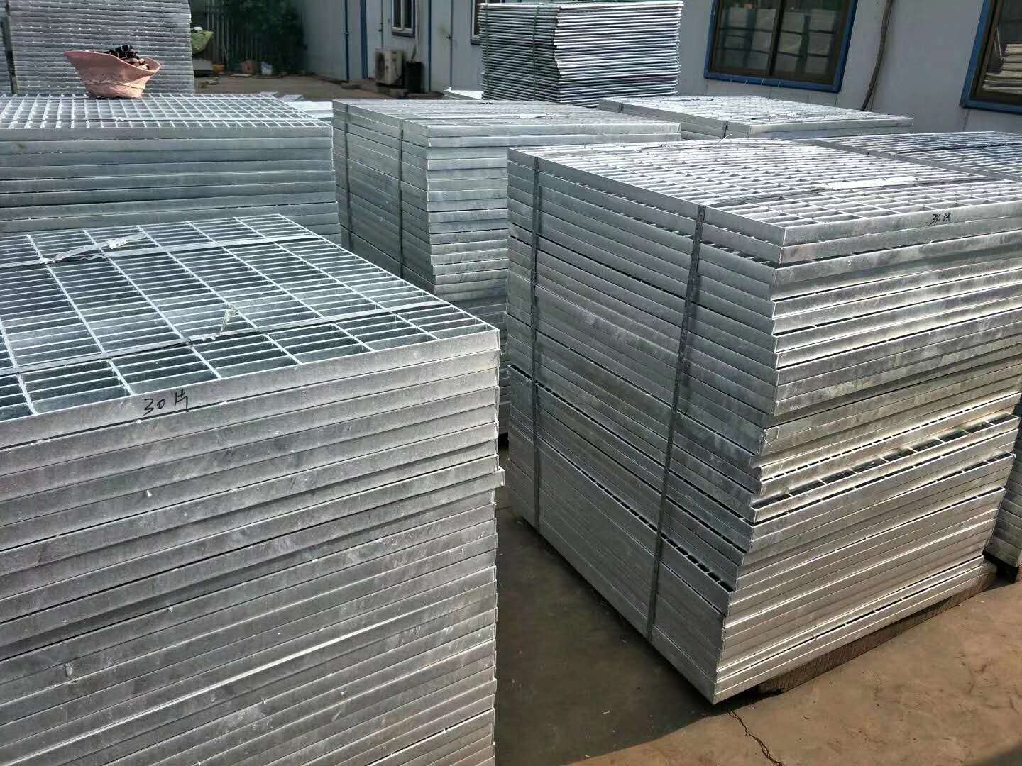 平臺(tái)格柵板.jpg 平臺(tái)格柵板.jpg