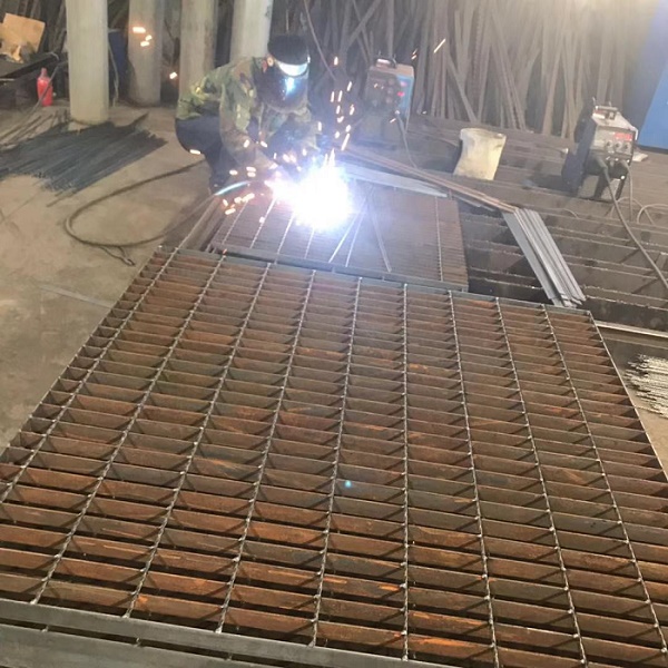 地下車庫鋼格柵蓋板.jpg 地下車庫鋼格柵蓋板.jpg