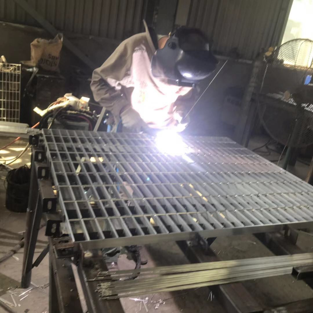 網(wǎng)格踏步板.jpg 網(wǎng)格踏步板.jpg