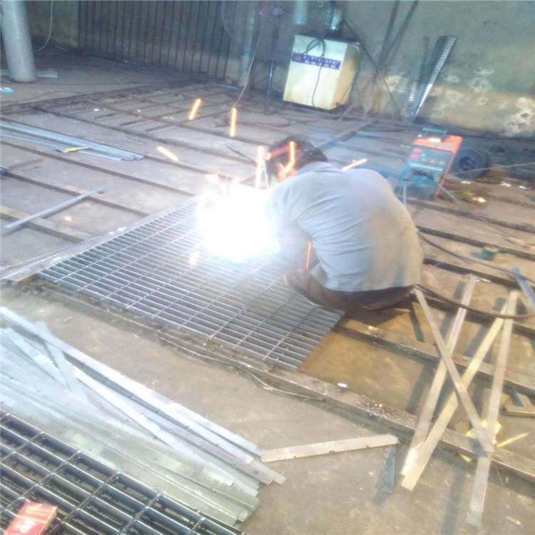 平臺(tái)鋼格柵板.jpg 平臺(tái)鋼格柵板.jpg